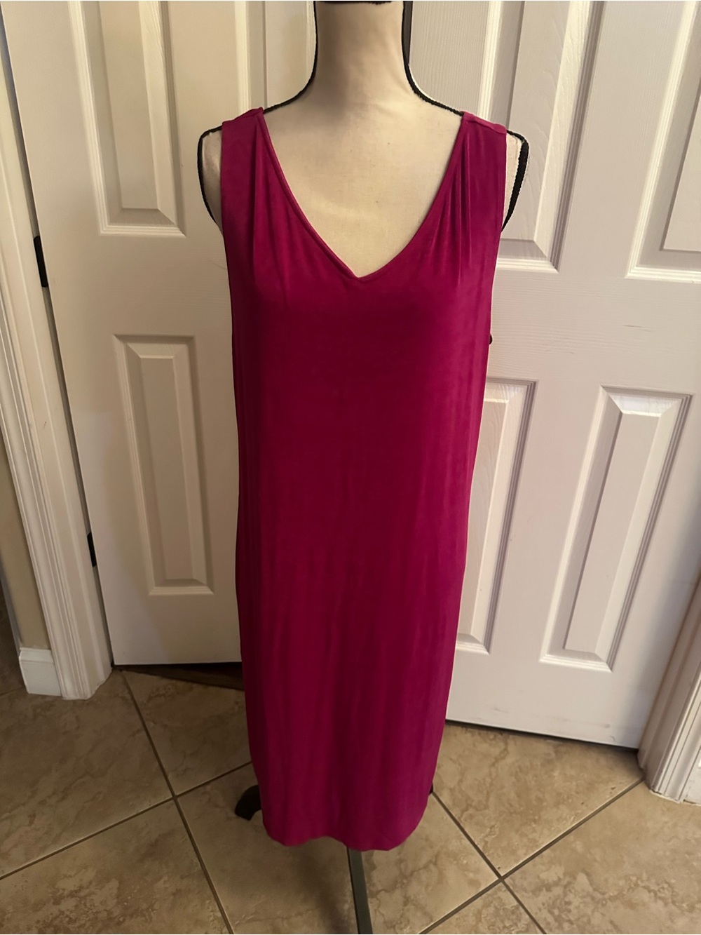 Chico's Travelers Size 3 Sleeveless V-Neck Midi Dress in Fuchsia Pink